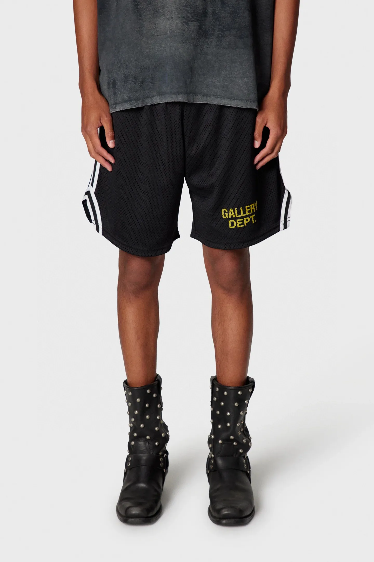 GALLERY DEPT. VENICE COURT SHORTS English mesh shorts Logo webbing wide-leg basketball shorts Black and white S-XL Original molding Loose wide-leg version American boys' first choice Breathable mesh fabric Superimposed soft material inside Comfortable and easy to match Custom-woven original consistent webbing/main mark/component wash mark Details are enlarged to follow